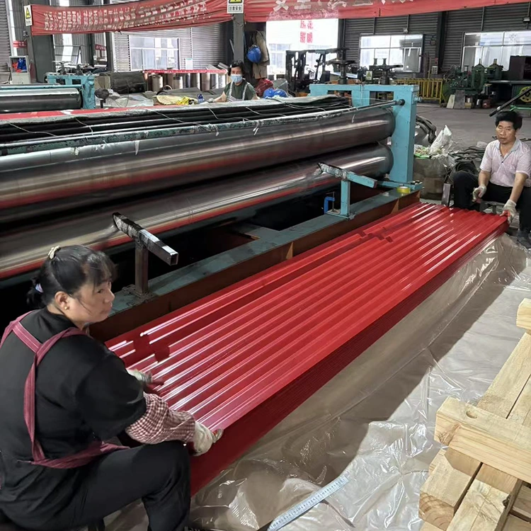 Barvno prevlečena valovita kovinska streha